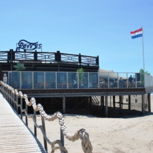 Nieuwe kunstplanten voor Beachclub Perry's Nieuwe kunstplanten voor Beachclub Perry's
